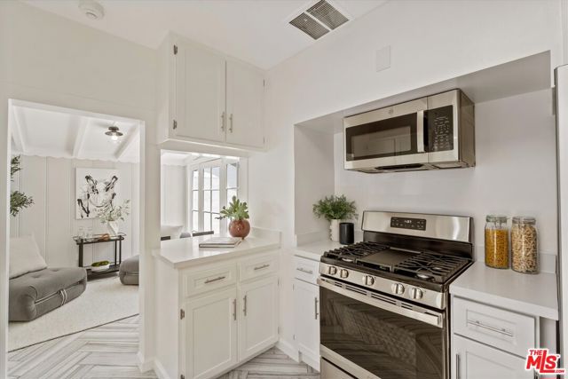 560 N Croft Avenue, West Hollywood CA: https://media.crmls.org/mediaz/581aa0b2-7f34-4cba-9b62-a4845d9bbe88.jpg