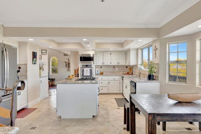 560 Seeforever Dr, San Marcos CA: https://media.crmls.org/mediaz/581aef2f-f444-4dc1-86dd-53064693974b.jpg