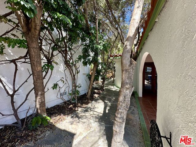 636 N Curson Avenue, Los Angeles CA: https://media.crmls.org/mediaz/581c8570-d13f-41ff-957e-e49916cec6c5.jpg
