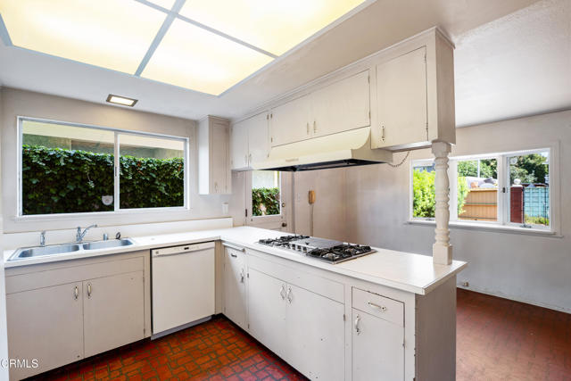 2851 Seahorse Avenue, Ventura CA: https://media.crmls.org/mediaz/581cef6a-f08c-4034-8cc5-496dd2d9c287.jpg