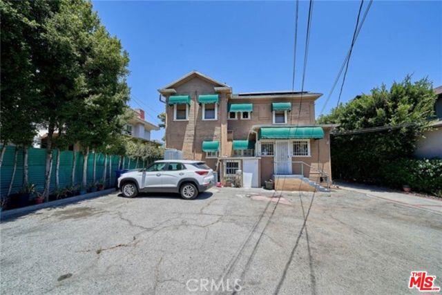 1023 S Wilton Place, Los Angeles CA: https://media.crmls.org/mediaz/581d2888-c3cb-4a2a-8c99-0480b23d5b9c.jpg