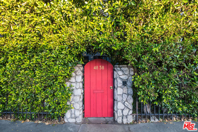 4838 Coldwater Canyon Avenue, Sherman Oaks CA: https://media.crmls.org/mediaz/581d519a-3098-47e2-a91b-3e92a7fae44f.jpg