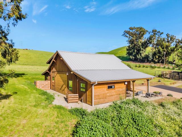 5135 Andrade Rd, Sunol CA: https://media.crmls.org/mediaz/581d6801-4cd0-4f0d-ac3d-ad20e2994fc5.jpg