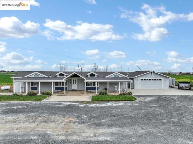 4985 Bixler Road, Byron CA: https://media.crmls.org/mediaz/581d8cce-9b18-4d38-a438-f6485991cef5.jpg