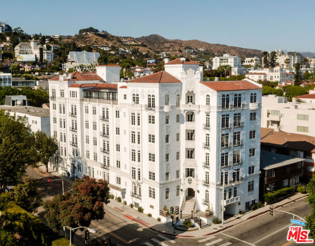 1302 Sweetzer Avenue, West Hollywood CA: https://media.crmls.org/mediaz/581e0607-42a7-4d03-9528-97d36a90475f.jpg
