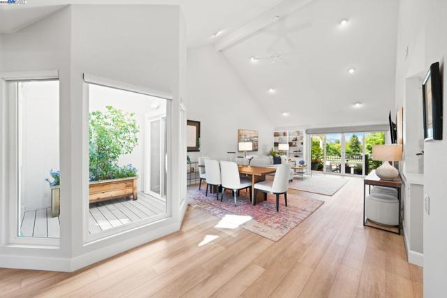 711 Glen Eagle Ct, Danville CA: https://media.crmls.org/mediaz/581e3361-8195-4d35-b5ca-34a836f331d4.jpg