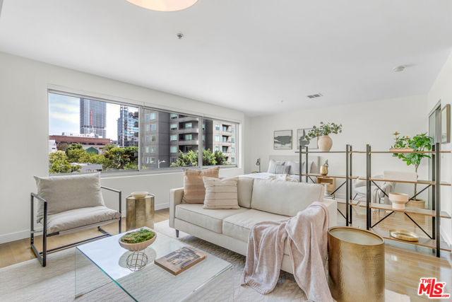 901 S Flower Street, Los Angeles CA: https://media.crmls.org/mediaz/581e4249-8f63-4d28-9d94-bb7510bd9b02.jpg