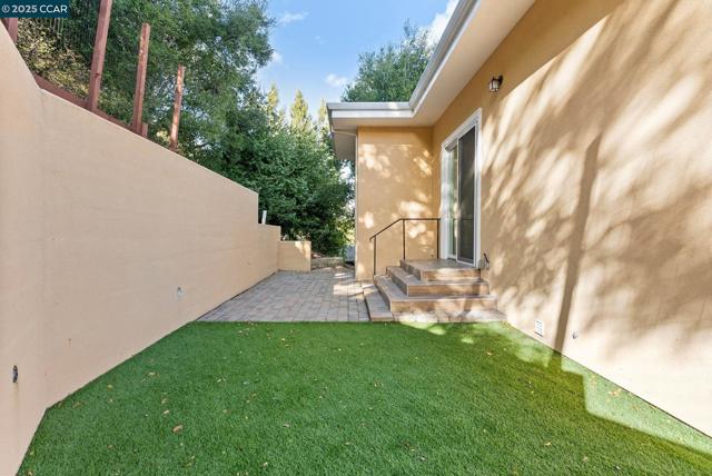 102 Barbara Rd, Orinda CA: https://media.crmls.org/mediaz/581e913d-0515-465f-a3cb-ab6e73f08ee2.jpg