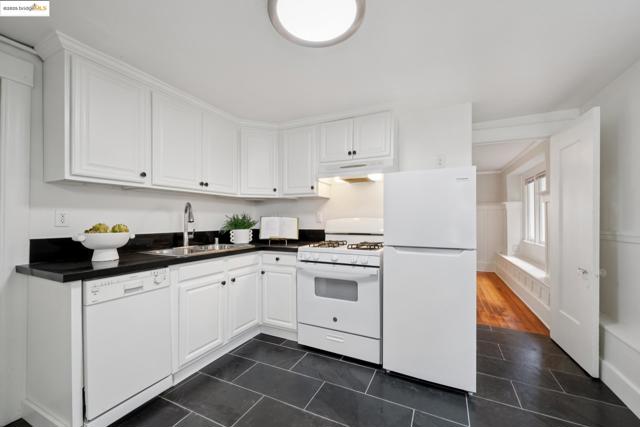 3116 Harrison St, Oakland CA: https://media.crmls.org/mediaz/581eb669-e3b6-41e2-b444-b7a8cbd17022.jpg