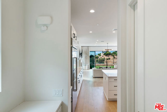 21316 Poema Place, Chatsworth CA: https://media.crmls.org/mediaz/581f0983-5081-4baf-9791-a3e4d19cf743.jpg