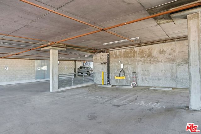 530 S Hewitt Street, Los Angeles CA: https://media.crmls.org/mediaz/58207d78-a515-4d3c-8257-3bd6ec26f197.jpg