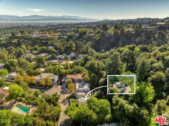 3735 Montuso Place, Encino CA: https://media.crmls.org/mediaz/582089d9-cc07-4754-8d69-8bd1e66f85e1.jpg
