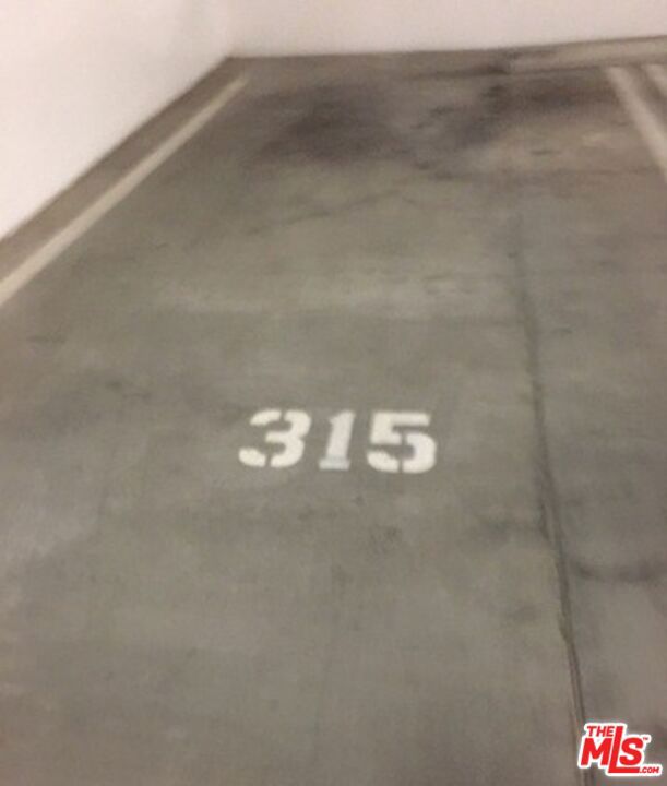 21301 ERWIN Street, Woodland Hills CA: https://media.crmls.org/mediaz/5821ad52-afa3-4915-90fa-038047039b64.jpg