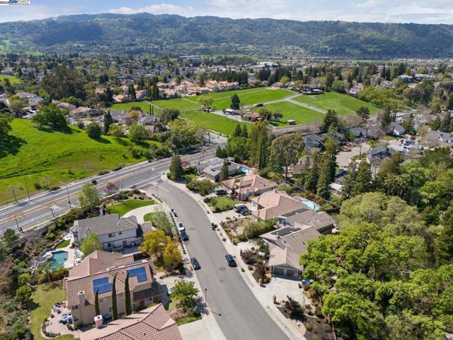 4613 Mirador Dr, Pleasanton CA: https://media.crmls.org/mediaz/582396c3-86cd-4ad7-98c5-b57463362a3a.jpg