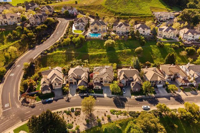 10828 Inspiration Cir, Dublin CA: https://media.crmls.org/mediaz/5823c152-2c4c-422f-bcd1-c53bcd56164e.jpg