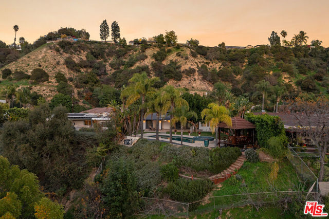 3761 Sheridge Drive, Sherman Oaks CA: https://media.crmls.org/mediaz/5823e906-df9c-48b2-8b3d-ea1f836dd778.jpg