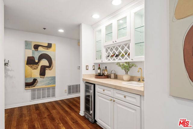 575 S Barrington Avenue, Los Angeles CA: https://media.crmls.org/mediaz/5824ebf3-edd1-49b6-a917-bcbf4b635baa.jpg