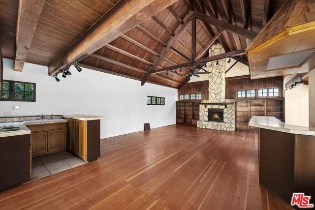 517 N Elm Drive, Beverly Hills CA: https://media.crmls.org/mediaz/582543bf-5392-4330-8793-e978b96b98fd.jpg