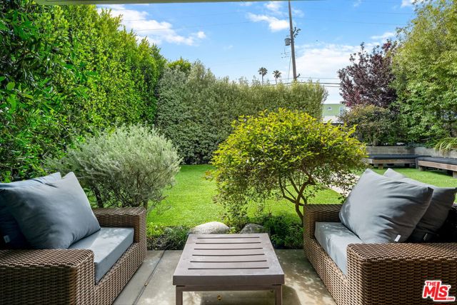 1102 Amoroso Place, Venice CA: https://media.crmls.org/mediaz/5825ce11-0106-475e-9bde-f649b0465d01.jpg