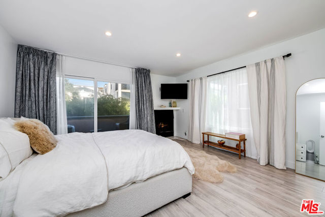 16 Quarterdeck Street, Marina del Rey CA: https://media.crmls.org/mediaz/58265643-e28d-4b50-8f1a-ffb21cc8bc82.jpg