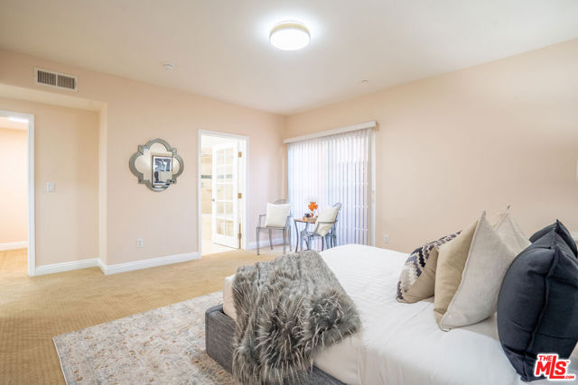616 S Wilton Place, Los Angeles CA: https://media.crmls.org/mediaz/5826785c-6c0c-4e4f-8178-a95d7ab3e165.jpg