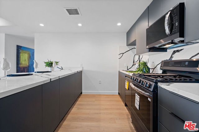 321 S Oxford Avenue, Los Angeles CA: https://media.crmls.org/mediaz/58269b3f-4721-47eb-8172-044a9c659e72.jpg