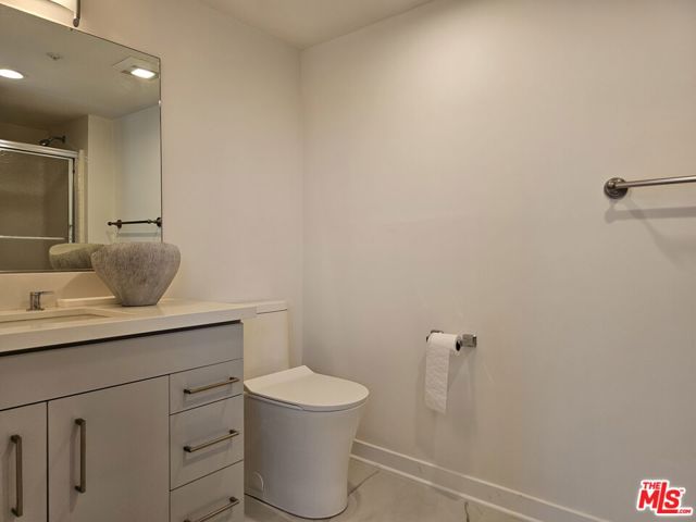 1617 Broadway, Santa Monica CA: https://media.crmls.org/mediaz/582782dd-549e-4688-9641-662dd1114c3a.jpg