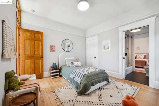 327 Hudson St, Oakland CA: https://media.crmls.org/mediaz/5827b40b-60d4-443e-b652-b3e8c8a06b97.jpg