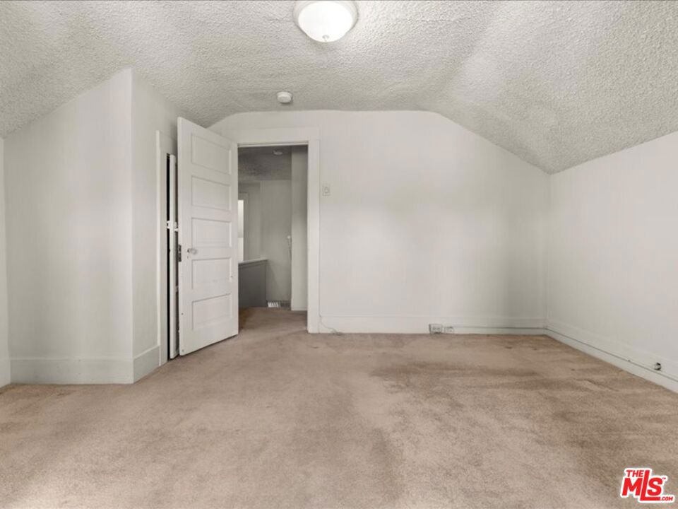 https://media.crmls.org/mediaz/5827b9da-59f2-46fc-b9e4-e7c55f423521.jpg?preset=X-Large
