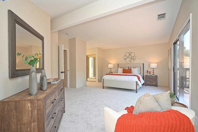 28111 Ziele Creek Dr, Hayward CA: https://media.crmls.org/mediaz/5827d042-080e-4a84-a721-23eeb9766917.jpg
