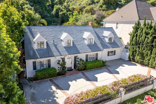 2427 Benedict Canyon Drive, Beverly Hills CA: https://media.crmls.org/mediaz/58280cb2-83b4-4970-baa4-1fe88d88b67d.jpg