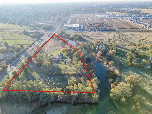 9350 Bond Road, Elk Grove CA: https://media.crmls.org/mediaz/58281c64-fe28-46ad-9ed6-1c09e0caace8.jpg
