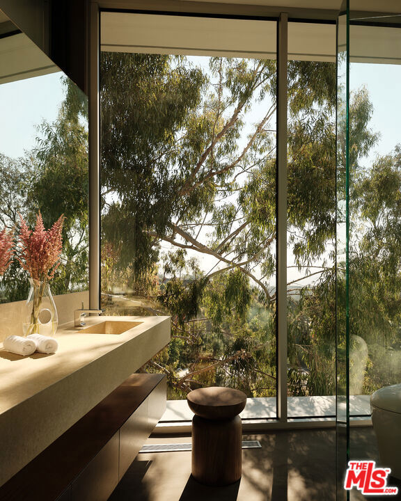2500 Briarcrest Road, Beverly Hills CA: https://media.crmls.org/mediaz/58288fd9-5bce-4180-909e-2b280111f4df.jpg