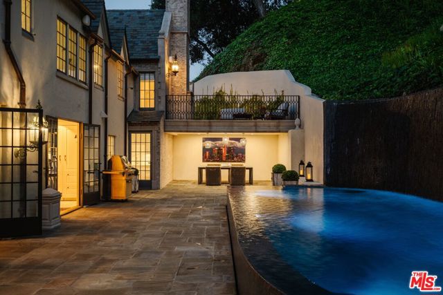 10950 Bellagio Road, Los Angeles CA: https://media.crmls.org/mediaz/58294a65-b810-47d1-bcda-57997fee9320.jpg