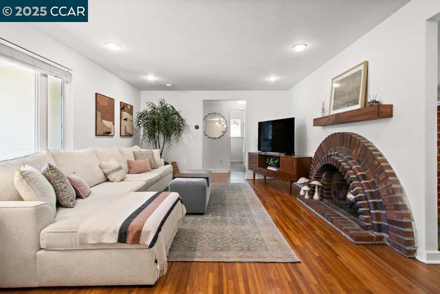 66 Del Hambre Cir, Walnut Creek CA: https://media.crmls.org/mediaz/582972e5-7919-4124-b2a3-e270a8f17f78.jpg