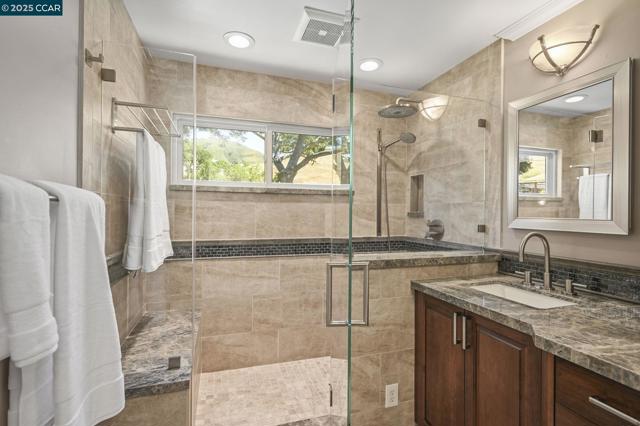 1883 Piedras Cir, Alamo CA: https://media.crmls.org/mediaz/582994e6-dbce-4cc7-8087-b6d58a13a7fc.jpg