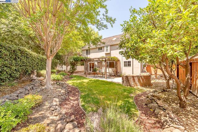 34233 Perry Glen Ter, Union City CA: https://media.crmls.org/mediaz/582a761c-ff0d-4a9d-8c37-482358d6d179.jpg