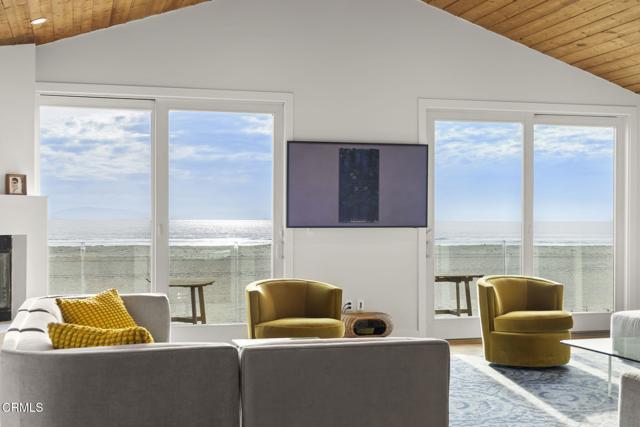 3541 Ocean Drive, Oxnard CA: https://media.crmls.org/mediaz/582b3f04-3880-4b06-b587-f682b0bf666d.jpg
