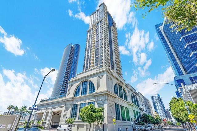 700 W E St, San Diego CA: https://media.crmls.org/mediaz/582b45a8-58c1-4193-890d-9a81305c67ea.jpg