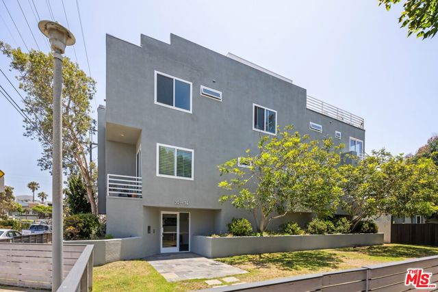 32 Galleon Street, Marina del Rey CA: https://media.crmls.org/mediaz/582bc966-5546-46f7-b0b2-90e9940b6eac.jpg