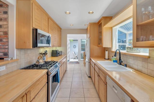 Detail Gallery Image 11 of 33 For 406 N Acacia Ave, Solana Beach,  CA 92075 - 3 Beds | 2 Baths