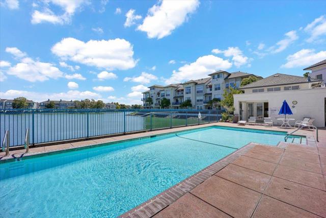 401 Baltic Circle,  CA: https://media.crmls.org/mediaz/582d3028-2869-443b-b5ba-8988f5adb6a7.jpg