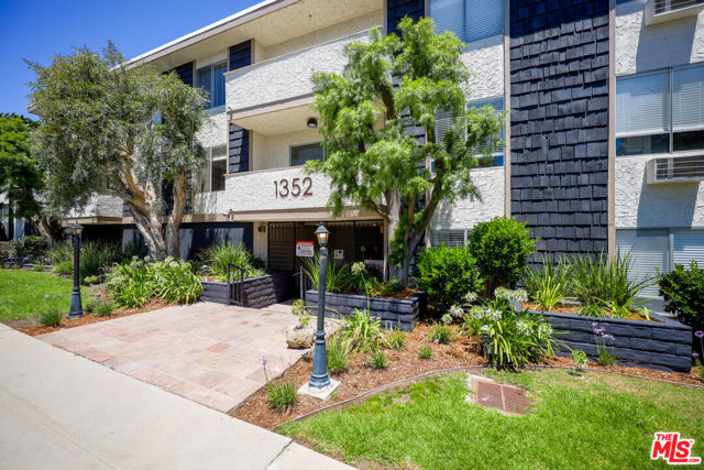 1352 S Carmelina Avenue, Los Angeles CA: https://media.crmls.org/mediaz/5830dcab-7b09-4f76-aa5a-ec10560dad68.jpg