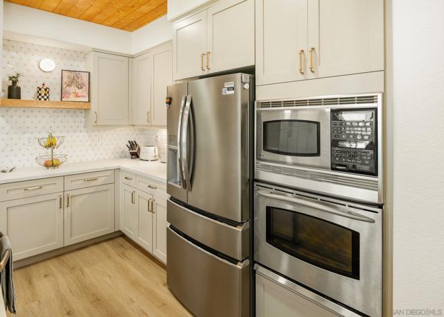 10528 Pinion Trl, Escondido CA: https://media.crmls.org/mediaz/58317d57-3f0e-43aa-8b04-090bf99b5e79.jpg