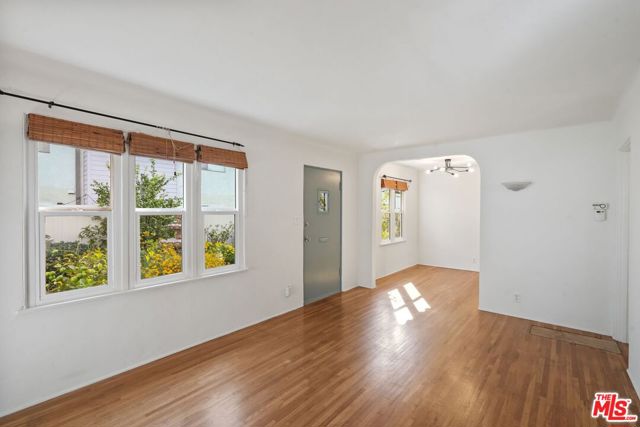 1027 12th Street, Santa Monica CA: https://media.crmls.org/mediaz/58327c09-4eb7-4f1e-b50a-d453a2d90614.jpg