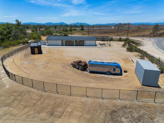 36051 E Benton Rd, Temecula CA: https://media.crmls.org/mediaz/58333994-96e2-4ca7-ba2b-de76ab056801.jpg