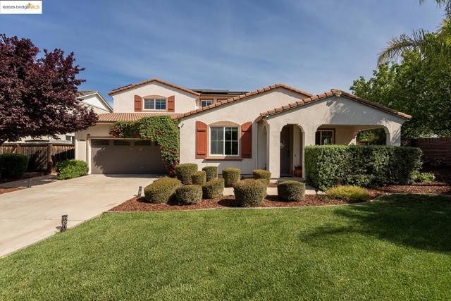 719 Monte Verde Ln, Brentwood CA: https://media.crmls.org/mediaz/58338aa8-f384-4b24-bb55-d0a8c7a1ee85.jpg