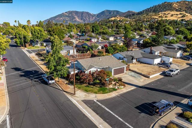 1349 Montana Dr, Concord CA: https://media.crmls.org/mediaz/5833a725-23ff-4852-b509-07be1bb70f83.jpg