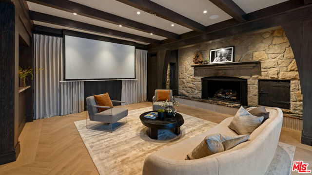 901 N Whittier Drive, Beverly Hills CA: https://media.crmls.org/mediaz/58345455-849f-47c8-9ebe-7a10f0321780.jpg