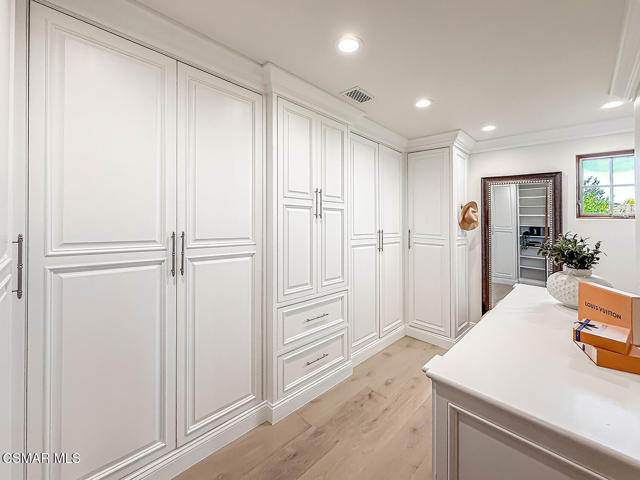 25877 Shady Oak Lane, Valencia CA: https://media.crmls.org/mediaz/5834b1e3-6c33-4935-9413-1f53e14e6d42.jpg